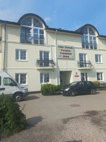 Położenie tynku ręcznie lub metodą natryskową