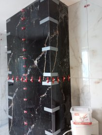 Układanie płytek – od mozaiki i kamienia naturalnego po wielkoformatowe płyty