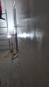 Naprawa pęknięć, gruntowanie, dwukrotna aplikacja gładzi, szlifowanie, zabielanie