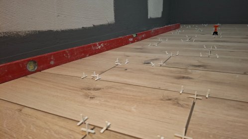 Układanie płytek na podłodze, na ścianach.