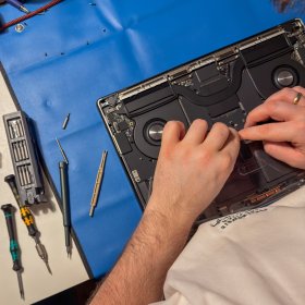 Wymiana ekranu MacBook (część oryginalna)