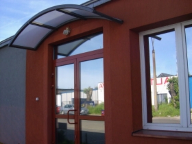 PRZYCIEMNIANIE OKLEJANIE SZYB W DOMU LUB BIURZE