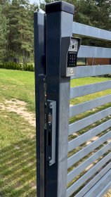 Montaż paneli wewnętrznych, zewnętrznych, okablowanie, kasety, zamki i przyciski.