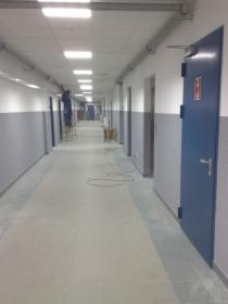 Układanie płytek, glazury, gresu, kamienia naturalnego na dużych powierzchniach.