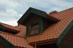 konstrukcje dachów, wykonujemy poszycia dachów z dachówki, blachodachówki, gontu bitumicznego