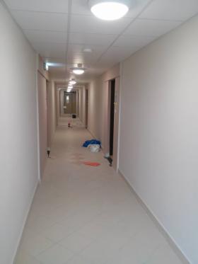 Gładź nakładana metodą natryskową, szlifowana bezpyłowo.