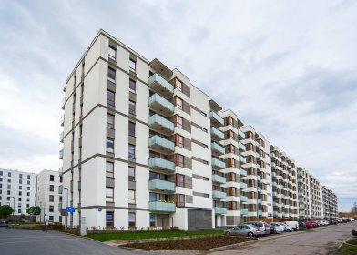 Alpinistyczne mycie okien na terenie osiedla mieszkalnego