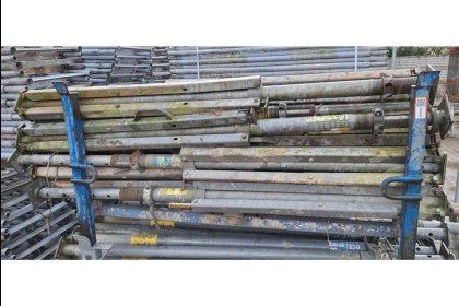 Podpora stropowa Doka w komplecie z wbudowaną trójnogą [20kN]. Po rozłożeniu długość wynos