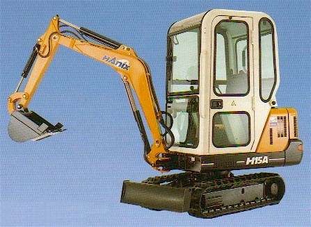 Żółto-biała minikoparka Hanix H15A na gąsienicach, z łyżką skierowaną w lewo, na tle błękitnego nieba.