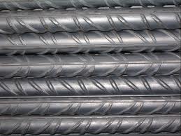 Stalowe pręty żebrowane ułożone równolegle, widoczne charakterystyczne żłobienia.