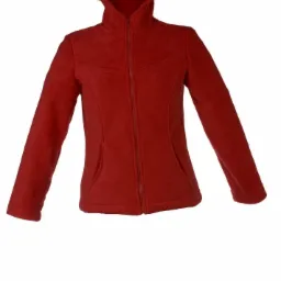 Czerwona bluza polarowa z kapturem, zapinana na zamek błyskawiczny, widoczna na białym tle.