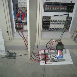 Analizator parametrów sieci przy pracy.