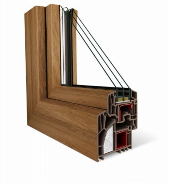 Przekrój ramy okiennej z trzema szybami, imitacja drewna, widoczne profile i uszczelki.