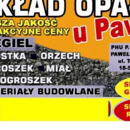 Plakat reklamowy składu opału 'u Pawła' oferującego węgiel, kostkę, orzech, groszek, miał i materiały budowlane z informacją o sprzedaży ratalnej i grupowej oraz adresem firmy.