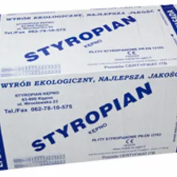 Paczka białych płyt izolacyjnych z widocznym napisem 'STYROPIAN KEPNO', 'WYRÓB EKOLOGICZNY, NAJLEPSZA JAKOŚĆ' oraz oznaczeniami EPS 70-040 FASADA na obrzeżach.