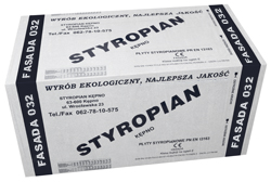 Paczka białego styropianu fasadowego EPS 70-0,040, EPS 100-0,038 i grafitowego 0,032 z nadrukowanym logo producenta i informacjami o produkcie, widoczna etykieta z oznaczeniami.