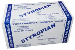 Paczka białych płyt izolacyjnych z widocznym napisem 'STYROPIAN KEPNO', 'WYRÓB EKOLOGICZNY, NAJLEPSZA JAKOŚĆ' oraz oznaczeniami EPS 70-040 FASADA na obrzeżach.