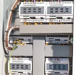Moduły wykonawcze systemu alarmowego Satel : sterowanie oświetleniem w domu jednorodzinnym.