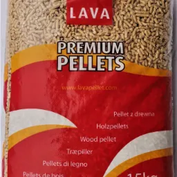Worek z granulatem drzewnym 'LAVA Premium Pellets' o wadze 15 kg, z widocznymi certyfikatami FSC i informacjami o wartości energetycznej.