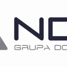 Logo firmy NDF Grupa Doradcza z czerwono-szarym symbolem po lewej stronie i granatowym napisem NDF nad szarym napisem Grupa Doradcza na białym tle.