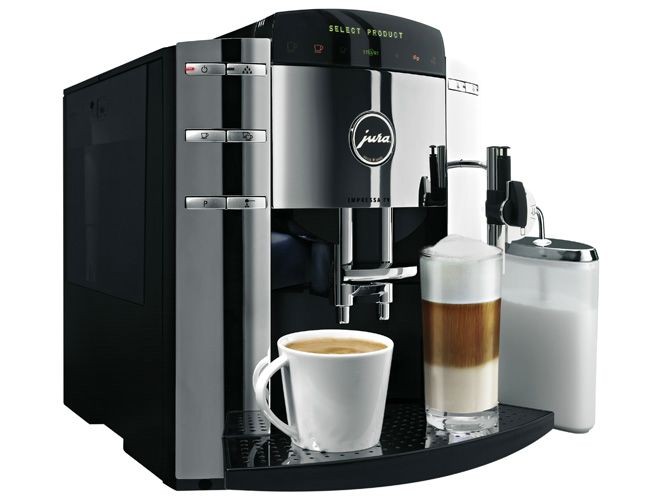 Automatyczny ekspres do kawy Jura Impressa XS90 One Touch z filiżanką kawy i szklanką latte macchiato, widoczny pojemnik na mleko.