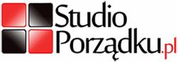 Logo firmy 'Studio Porządku.pl' z czterema kwadratami (dwa czerwone i dwa czarne) i nazwą firmy w kolorze czarnym i czerwonym.