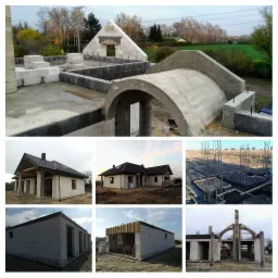 Kolaż zdjęć z różnych etapów budowy domu: fundamenty zbrojone stalą, wznoszenie ścian z bloczków, budowa łukowych elementów, dom w stanie surowym zamkniętym z czarną dachówką.