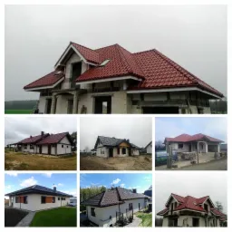 Kolaż zdjęć domów w różnym stadium budowy, z naciskiem na konstrukcję dachu i rodzaj pokrycia. Domy murowane z widoczną surową konstrukcją ścian i różnymi kolorami dachówek.