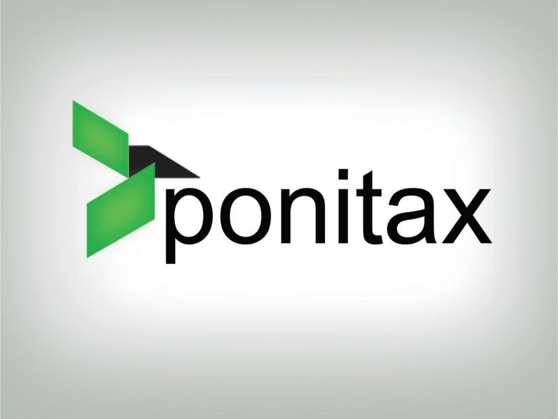 Logo firmy Ponitax z zielonymi i czarnymi elementami graficznymi w kształcie strzałki skierowanej w prawo, obok nazwy firmy napisaną czarną czcionką.