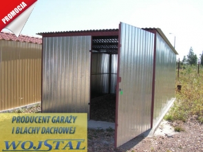 Otwarty garaż blaszany z blachy falistej, ocynkowany ogniowo, z widoczną konstrukcją szkieletową, na betonowej wylewce, z naklejoną etykietą 'Promocja' w lewym górnym rogu i logo producenta...