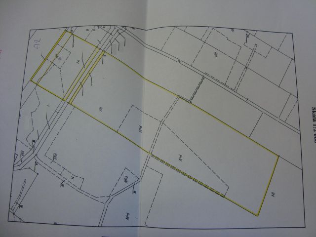 Skan mapy geodezyjnej z zaznaczonym żółtą linią gruntem o powierzchni 3h, z widoczną skalą 1:2000, przedstawiający podział działek o różnym przeznaczeniu (RV, PSV, PWN).