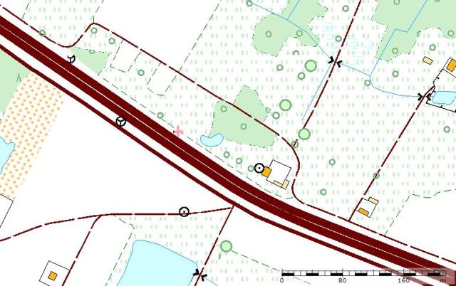 Mapa geodezyjna działki o powierzchni 3 hektarów zlokalizowanej przy trasie Poznań-Warszawa, z zaznaczonymi budynkami, drogami i zbiornikami wodnymi.