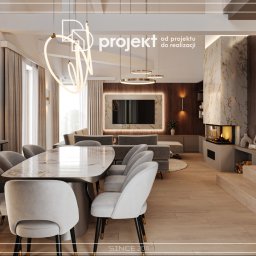 DD Projekt - Eleganckie wnętrze salonu z jadalnią w odcieniach beżu i szarości, z marmurowym kominkiem, designerskim oświetleniem i dużym stołem z krzesłami na czarnych nóżkach z elementami złota.
