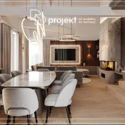 Eleganckie wnętrze salonu z jadalnią w odcieniach beżu i szarości, z marmurowym kominkiem, designerskim oświetleniem i dużym stołem z krzesłami na czarnych nóżkach z elementami złota.