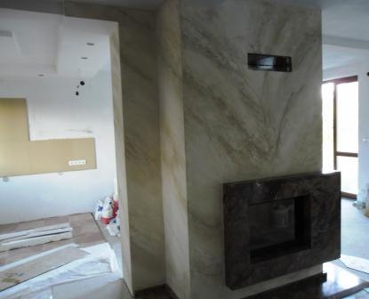 Kominki w tynkach dekoracyjnych, stiuk, trawertyn