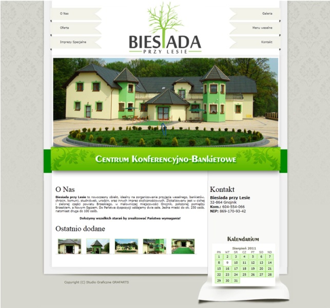 Zrzut ekranu strony internetowej z widokiem na budynek Centrum Konferencyjno-Bankietowego 'Biesiada przy Lesie', z logo i menu nawigacyjnym u góry, oraz informacjami kontaktowymi i kalendarzem...
