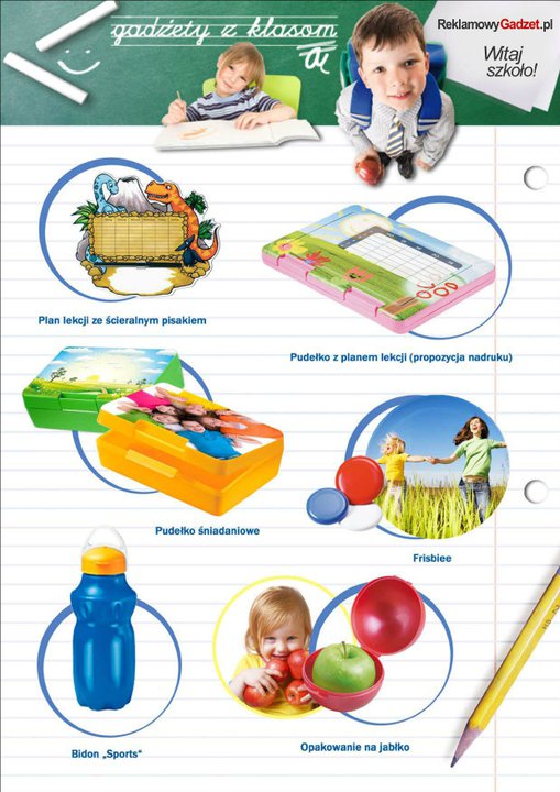 Katalog gadżetów szkolnych: plan lekcji z dinozaurami, pudełko z planem lekcji, pudełko śniadaniowe, frisbee, bidon sportowy i opakowanie na jabłko, na tle tablicy i kartki z zeszytu.