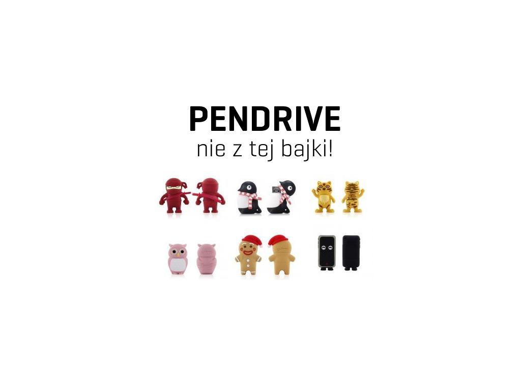 Kreatywna prezentacja pendrive'ów w kształcie postaci z bajek i przedmiotów codziennego użytku na białym tle. Od ninja i pingwina po sowy i piernikowego ludzika w czapce Mikołaja.