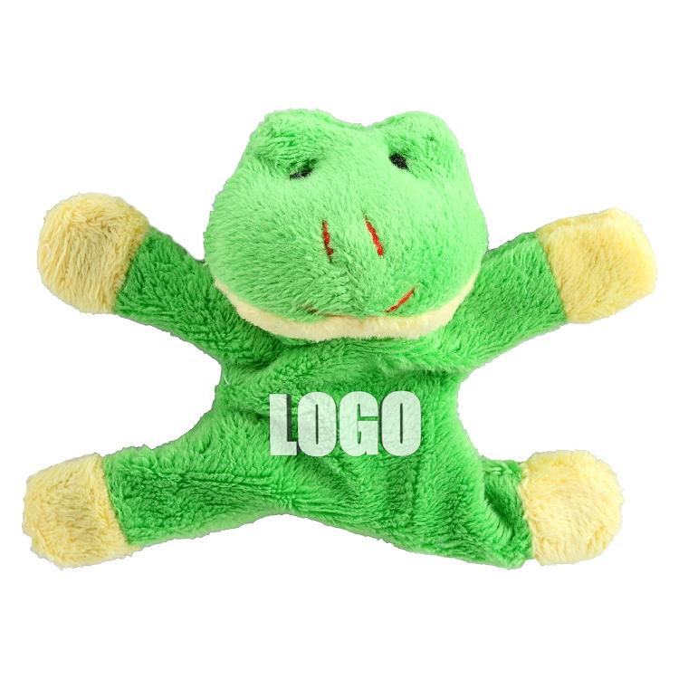 Pluszowa zielona żaba z magnesami w łapkach, z nadrukowanym słowem 'LOGO' na brzuchu.