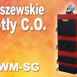 Czerwony piec C.O. Pleszewskie Kotły KWM-SG na pomarańczowym tle z wzorem. Widoczne czarne drzwiczki i regulator na górze. Prezentacja kotła grzewczego.