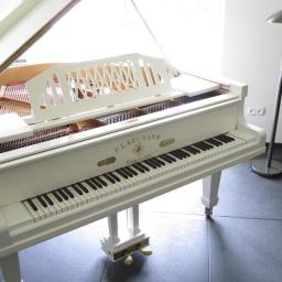 Biały fortepian F.L. Neumann, długość 160cm