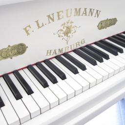Biały fortepian F.L. Neumann, długość 160cm