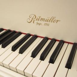 Bialy fortepian Ritmuller