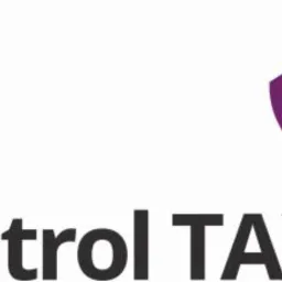 Logo firmy Control TAX: czarny napis z fioletowym symbolem strzałki w okręgu, sugerującym wzrost i kontrolę finansową. Minimalistyczny design na białym tle.