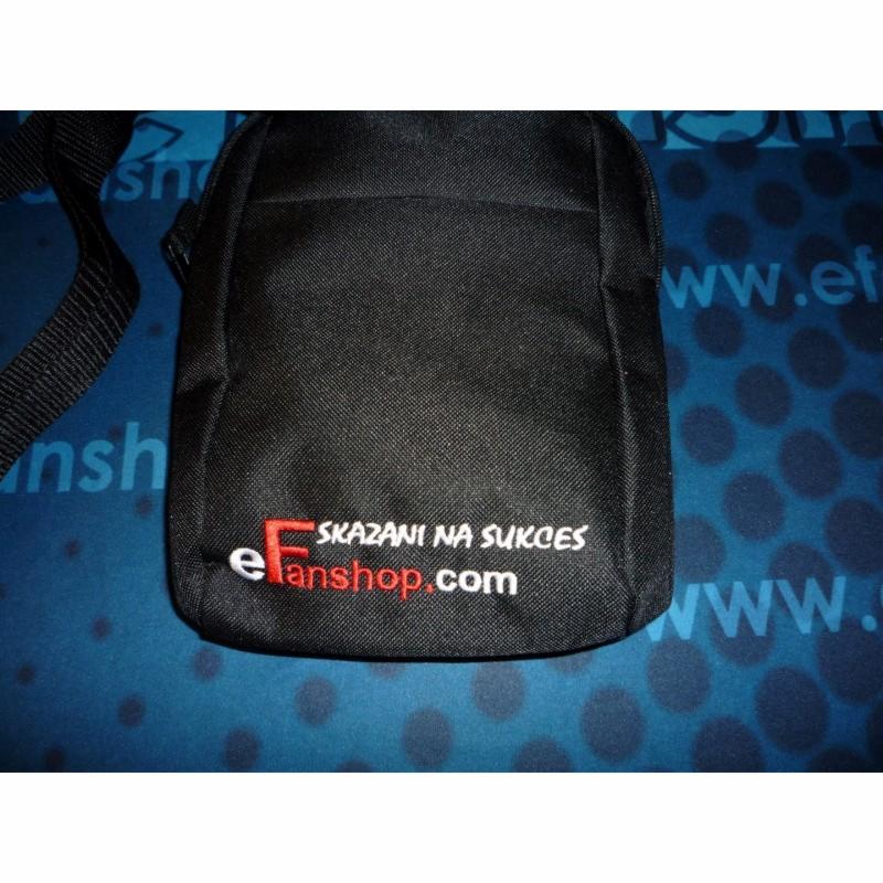 Czarna saszetka z haftowanym logo 'efanshop.com SKAZANI NA SUKCES' na tle niebieskiej tkaniny z białym wzorem.