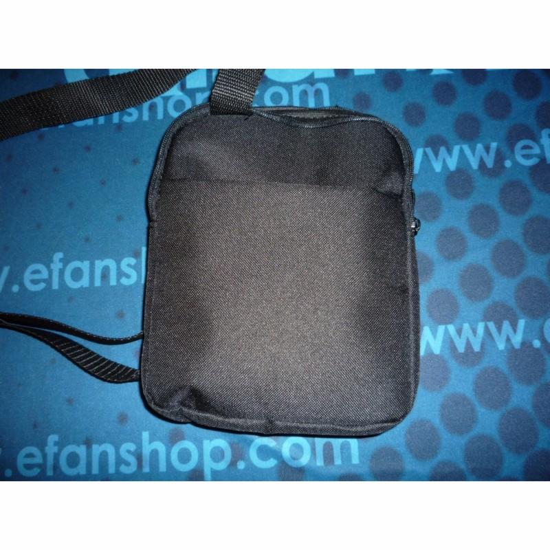 Czarna, kwadratowa saszetka z regulowanym paskiem, widoczna na niebieskim tle z powtarzającym się wzorem kropek i tekstem 'www.efanshop.com'.