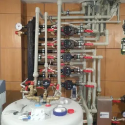 kotłownia domu jednorodzinnego ze sterowaniem każdego pokoju instalacją podłogową