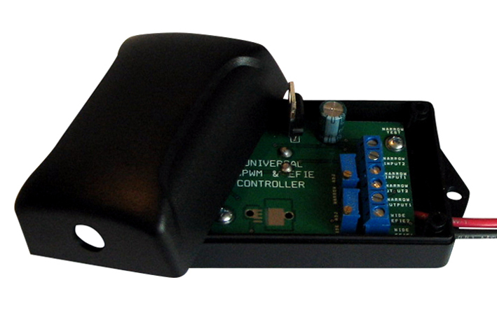 Otwarta obudowa czarnego kontrolera Universal PWM & EFIE z widoczną zieloną płytką drukowaną, niebieskimi złączkami i przewodami.