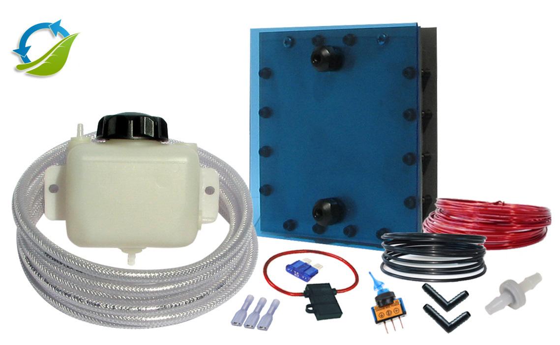 Zestaw części do generatora HHO: niebieski moduł elektrolizera, biały zbiornik z czarnym korkiem, przezroczysty przewód, kable czerwone i czarne, bezpieczniki, złączki i przełącznik.