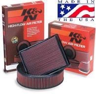 Filtr powietrza K&N na tle pudełek z logo firmy i flagą USA z napisem 'Made in the USA'.